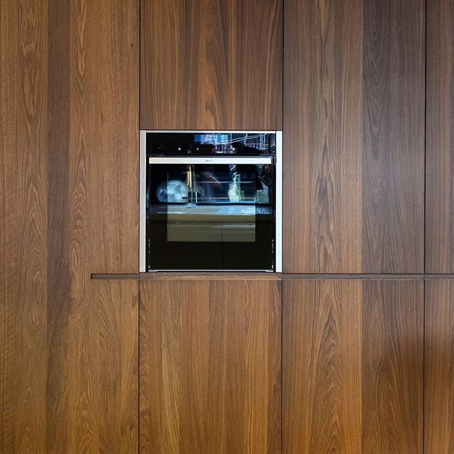 A trend for some years - a long line of tall cabinetry, usually behind an island. Do you think this is a timeless look? I’m not so sure! On one hand, the cabinetry in this image brings me back to a midcentury feeling, especially given the medium...