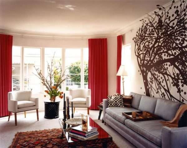бордовые шторы в интерьере гостиной с серым диваном
