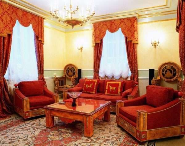 бордовые шторы в интерьере гостиной в классическом стиле