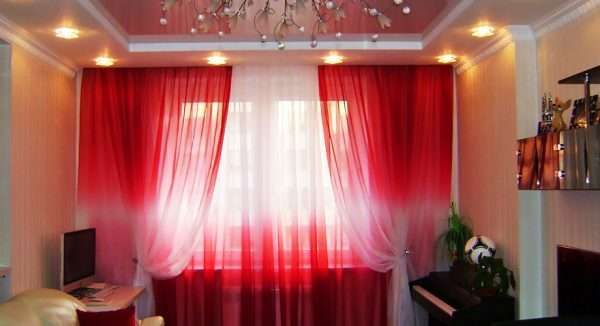 бордовые полупрозрачные шторы в гостиной