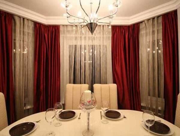 бордовые шторы с бежевой тюлью в интерьере гостиной