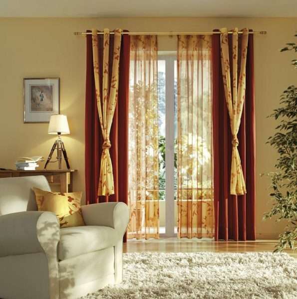 бордовые шторы с золотыми вставками в гостиной