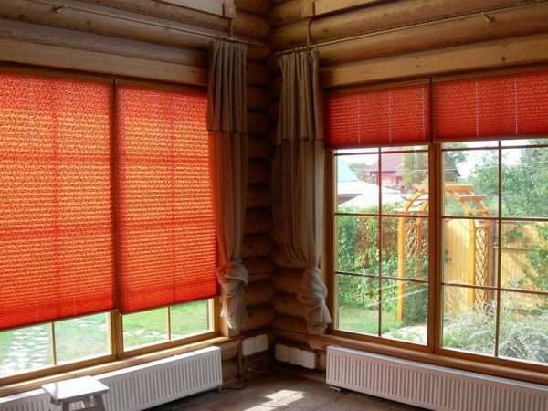 бордовые шторы жалюзи в гостиной