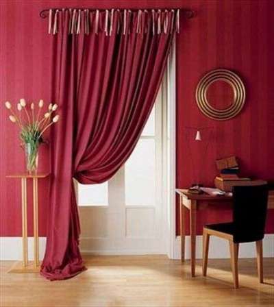 бордовые шторы под цвет стен в гостиной
