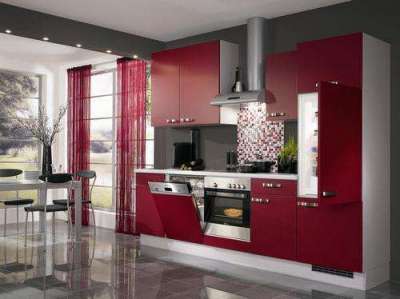 бордовые шторы в интерьере кухни гостиной