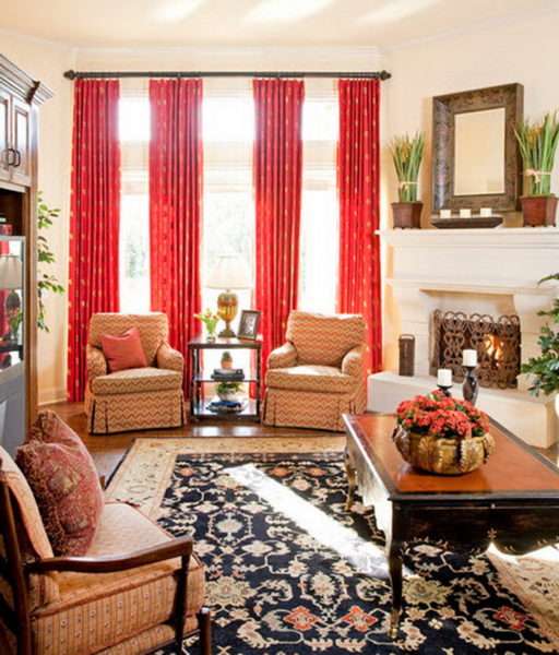 красные шторы в интерьере гостиной с бежевыми креслами