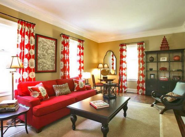 красные шторы в интерьере гостиной с чёрной мебелью