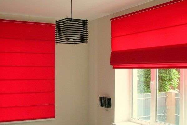 красные римские шторы в интерьере гостиной