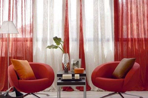 красные прозрачные шторы в интерьере гостиной