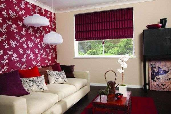 красные римские шторы в интерьере гостиной с белым диваном