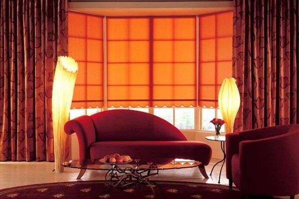 красные шторы в интерьере гостиной с красной мебелью