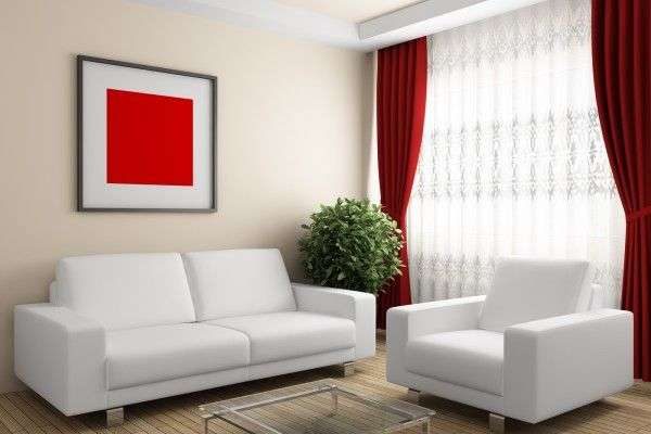 красные шторы в интерьере гостиной с белоснежной мебелью