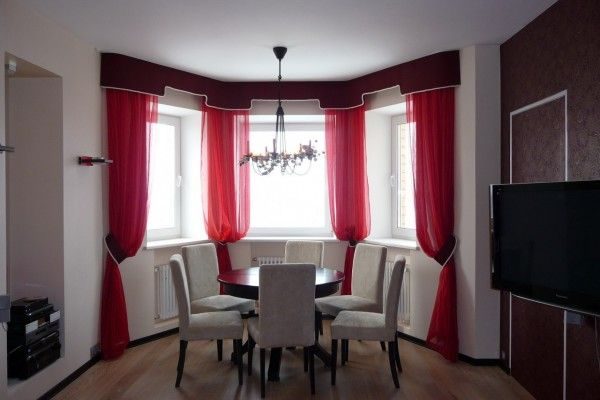красные шторы в интерьере гостиной с эркером