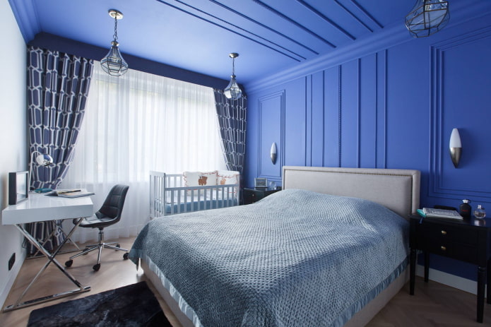 Спальня синие обои белая мебель
