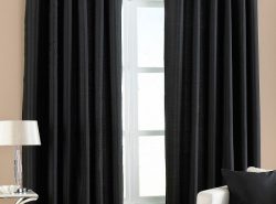 Черные шторы в интерьере смотрятся стильно и элегантно