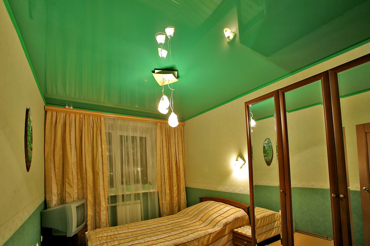 Зеленый потолок в спальне
