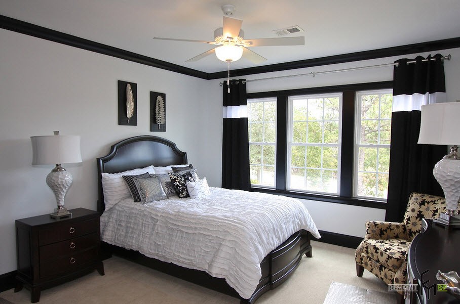 Черные шторы с белой полосой в спальне