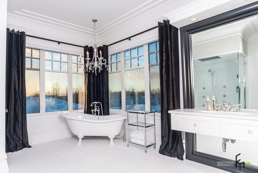 Черные шторы в белой ванной
