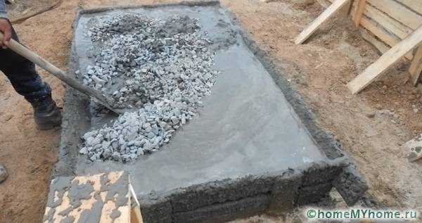 Получить бетонные смеси выливает бетон